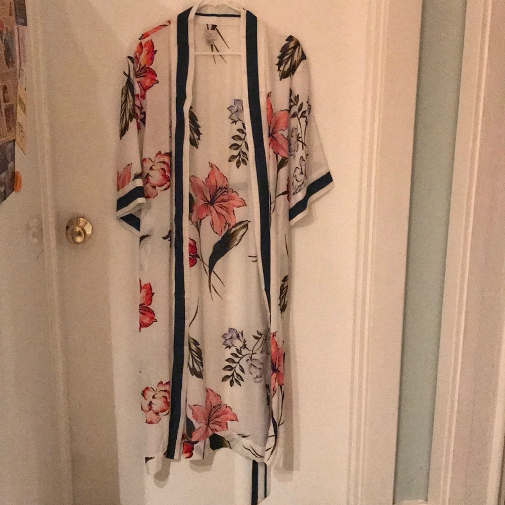 White floral kimono robe xs/s target brand new